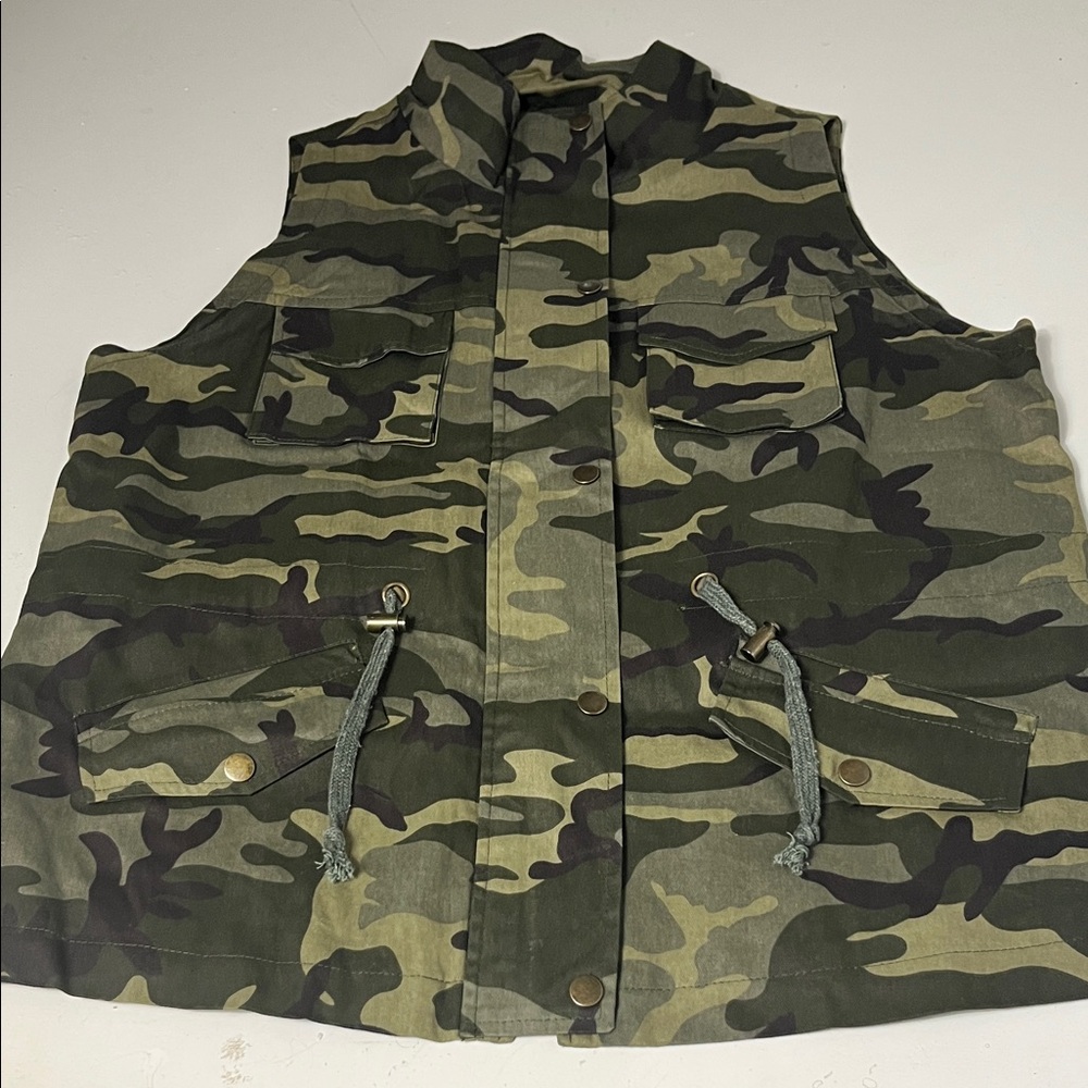 Amazon Large Army Green Camo Print Sleeveless Zip Up Button Up Vest
